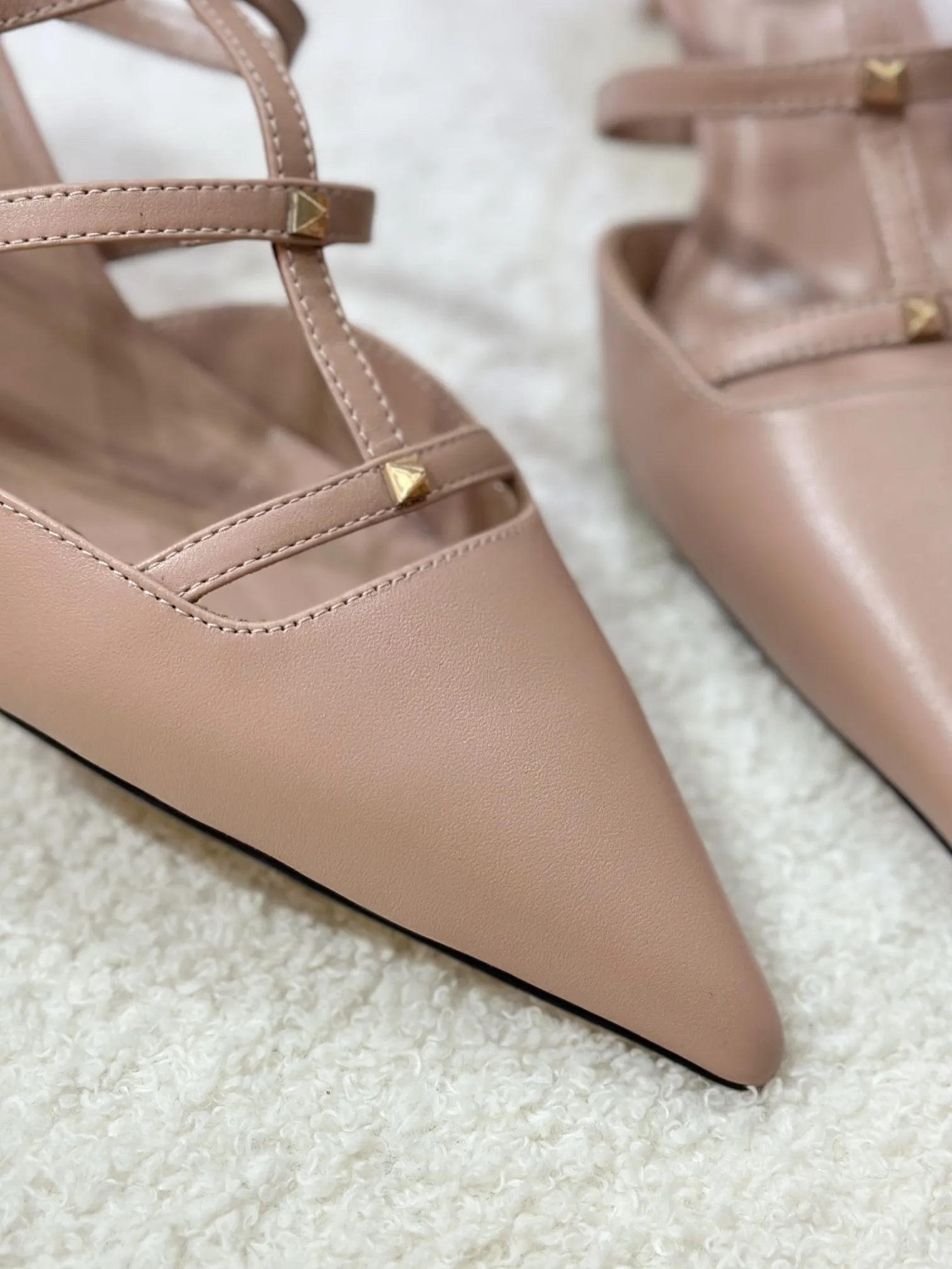 👟👟Ex-factory price 540👟👟 🛒 VALENTINO 2024 latest ROCKSTUD rivet decorated three-strap back hollow sandals🔥🔥🔥 🕳️🕳️🕳️ ●━━━━━━─────────✔Exclusive original 1-1 development, no product without original version (made entirely of genuine leather🉑️Shop around) 〰 ɪɴѓᴏʀᴍᴀᴛɪᴏɴ 〰 Buckle: Pyramid rivet 0.5X0.5 hardware Material: calfskin + pyramid rivets Lining: full-grain sheepskin Outsole: Italian through-dyed cowhide Midsole: Italian original craft material Process: computer stitching, machine shaping Heel height: 6.0cm Color: black, off-white, apricot powder Ready stock code: 35 36 37 38 39 Ready stock Customized code: 34 40 41 No return or exchange